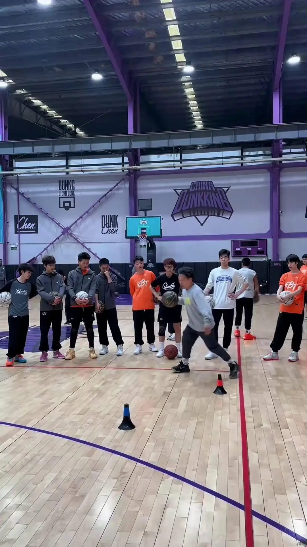 如何根据篮球比赛的不同阶段调整力量训练强度?_1